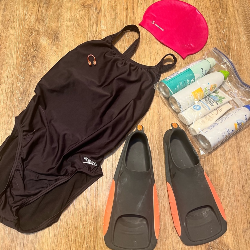 Women’s Speedo Swimsuit w/Nike Swim Fins